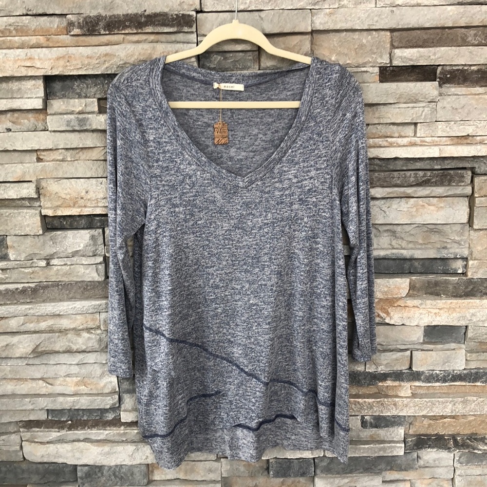 High-Low long sleeve! Cute details! Size s!